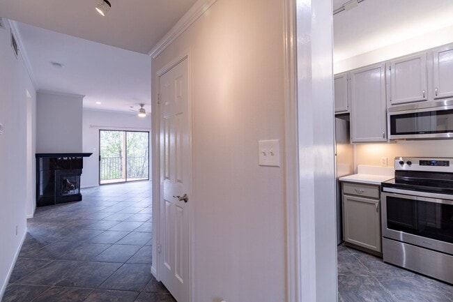 Building Photo - South Austin Gem: Cozy 2BR Home with Stunning Downtown Views, Minutes from Barton Creek Greenbelt!