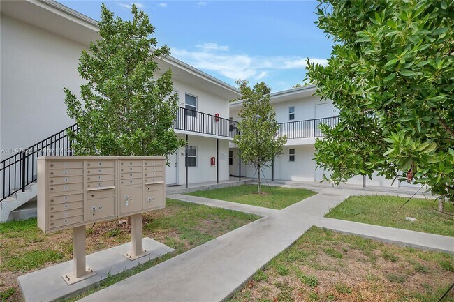Building Photo - 1710 NW 1st Ct