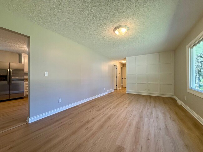 Building Photo - Remodeled 5BR/2BA Walkout Rambler Near Fish Lake Available Now! Lawn care Included!