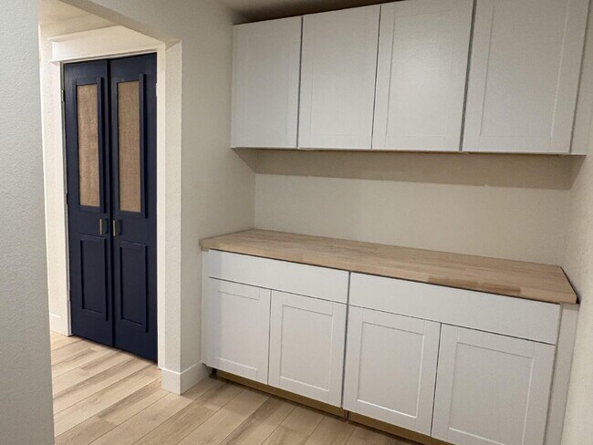 Building Photo - Spacious home in country setting, yet close to amenities