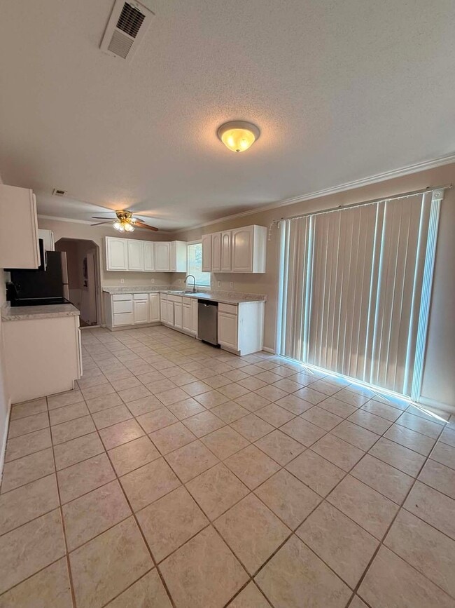 Building Photo - 104 Yellowleaf Dr