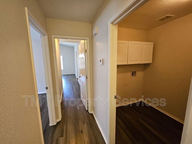 Building Photo - 3533 Des Moines Dr
