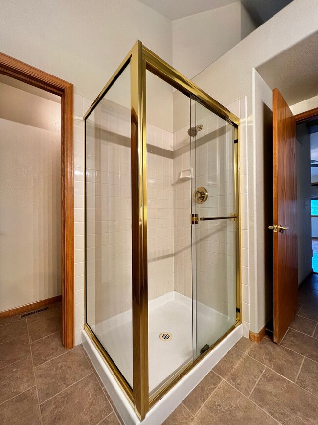Building Photo - Stunning 4-Bedroom, 4-Bathroom Home in Sou...