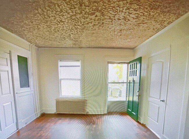 Building Photo - Minutes to Campus / 5 Bedroom / 2 Bathroom