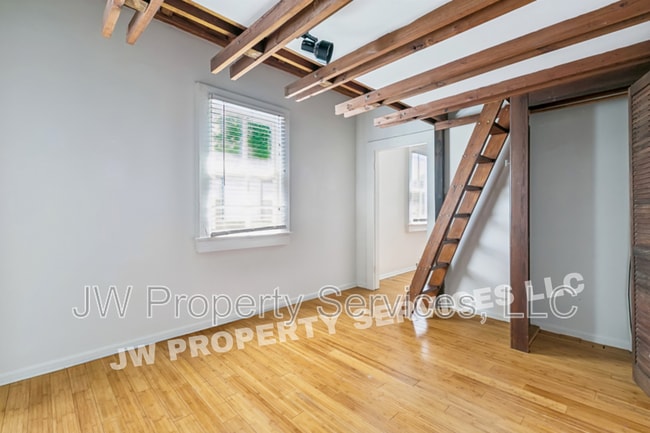 Building Photo - 1611 Hesiod St