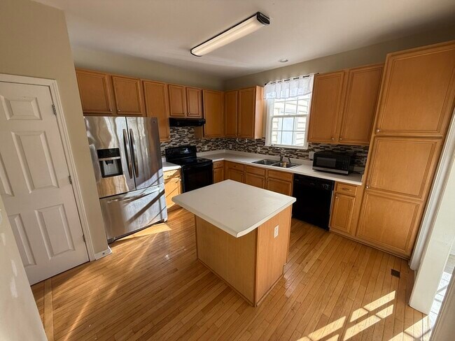 Building Photo - Beautiful 3 Bedroom 2.5 Bath End Unit Town Home with Lake View!