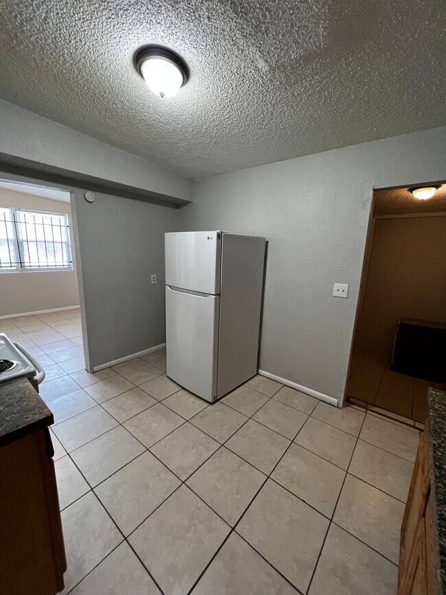 Building Photo - Spacious, updated 3/1 with bonus room and large utility room