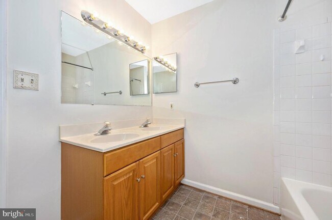 Building Photo - 10247 Redtail Ct