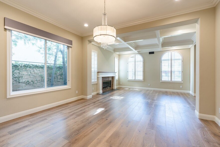 Building Photo - 6 Heather