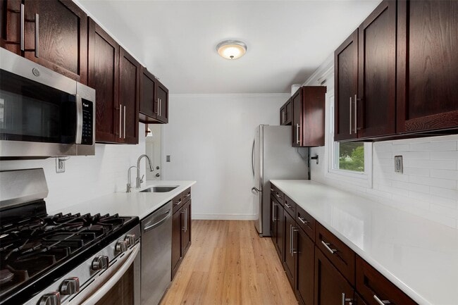 Building Photo - 256 Round Hl Dr