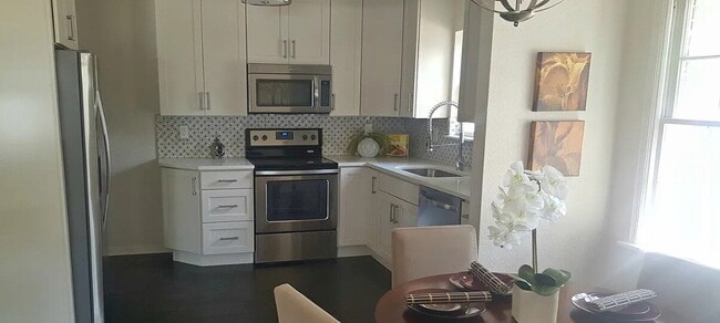 Building Photo - Spacious 5-Bedroom Gem on Locust Street – ...