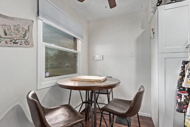 Building Photo - Lovely Three bed / Two bath for rent