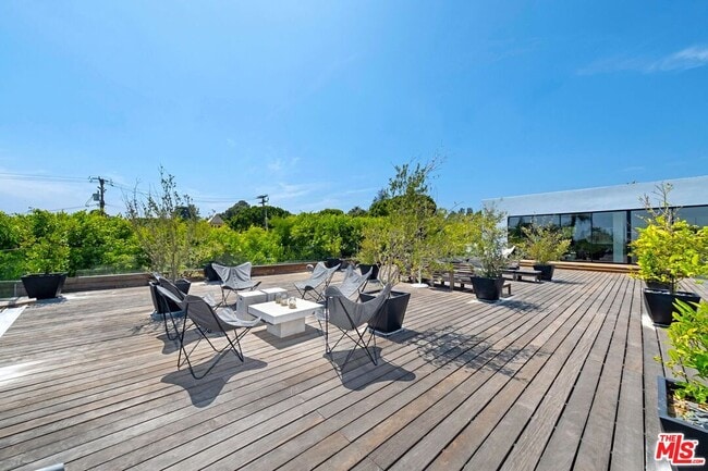 Building Photo - 9570 Sunset Blvd