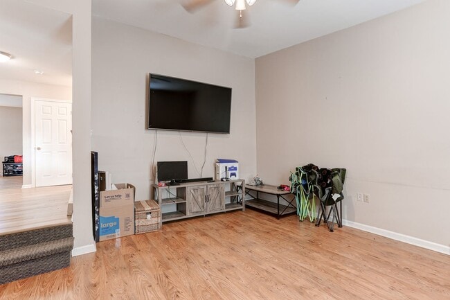 Building Photo - Three bedroom, one bathroom home in Dover