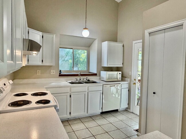 Building Photo - Charming Split-Level Oasis on a Quiet Cul-de-Sac Backing to Greenspace. New Carpet, New Paint and...
