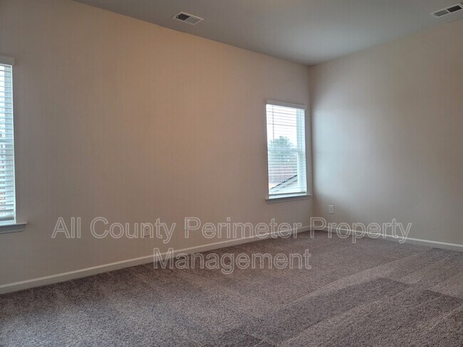 Building Photo - 25 Rambling Oaks Dr NE