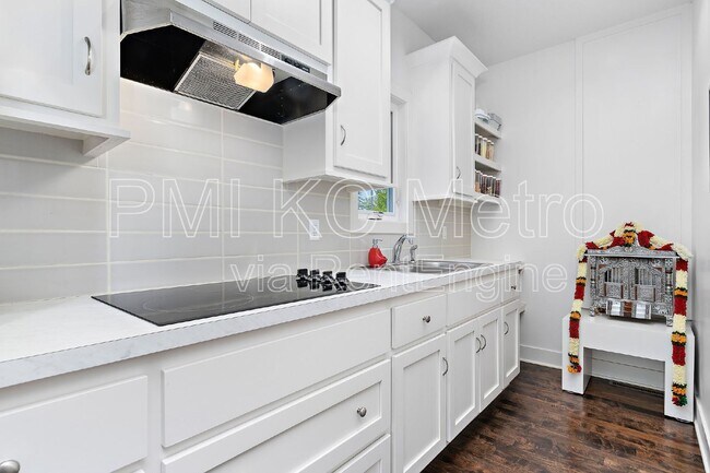 Building Photo - 15708 Canterbury St