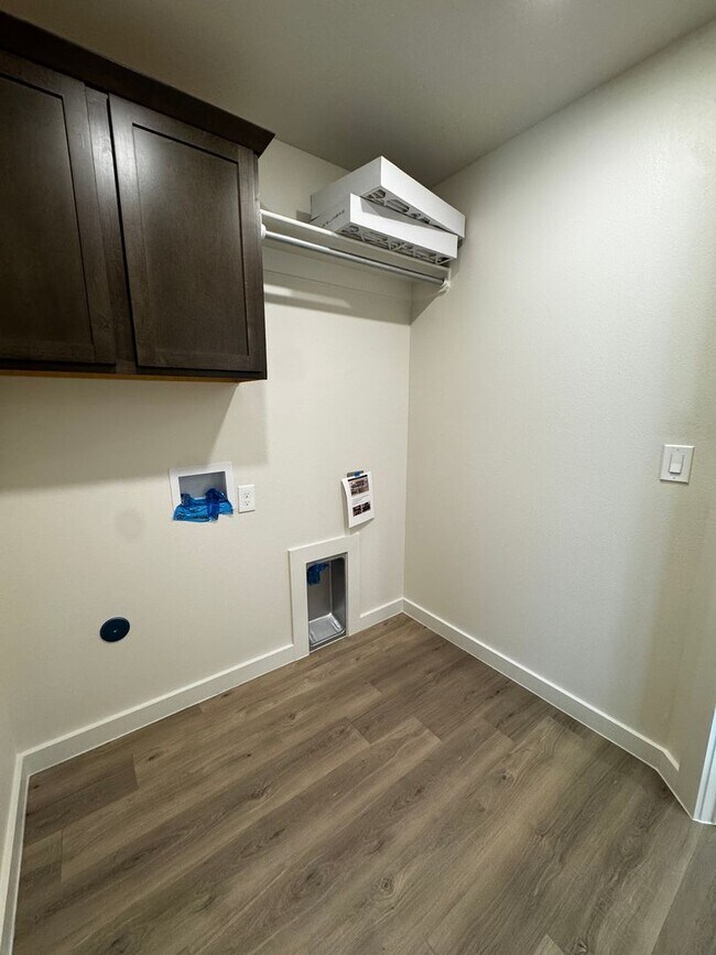 Building Photo - Fabulous Luxury Newer 2026 Build 3/2/2