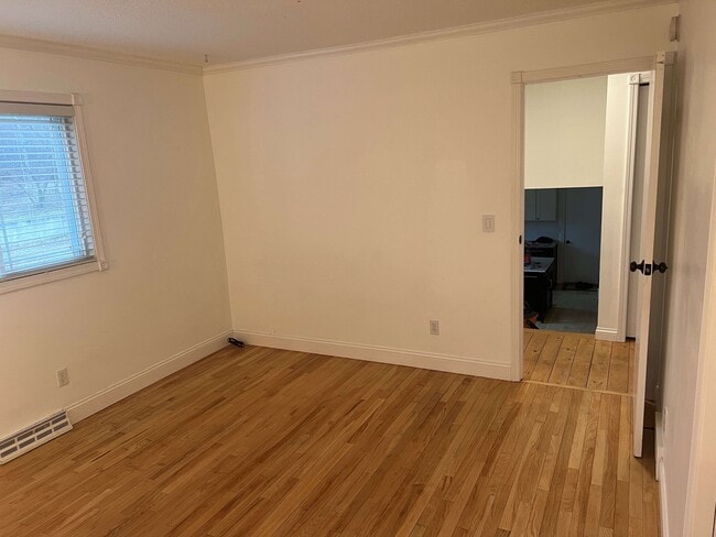 Building Photo - 10571 Center Rd