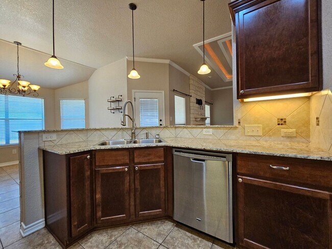 Building Photo - RENT REDUCTION & AVAILABLE FOR MOVE-IN NOW!