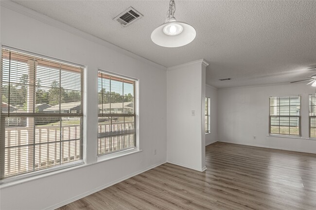 Building Photo - 112 Varsity Dr