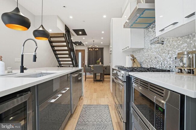 Building Photo - 1514 S Bambrey St