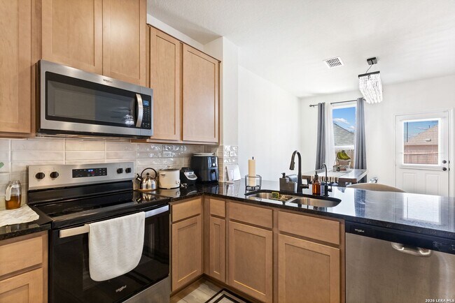 Building Photo - Charming Home Awaits: Spacious & Modern Living in a Prime Location