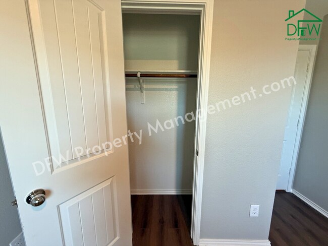 Building Photo - Modern 4-Bedroom Home with Island Kitchen & Spacious Backyard in Princeton!