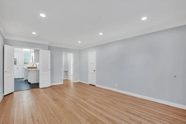 Building Photo - 300 S Doheny Dr
