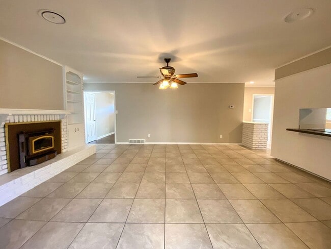 Building Photo - Large 3 bedroom 2 bath home in Whitehaven recently renovated