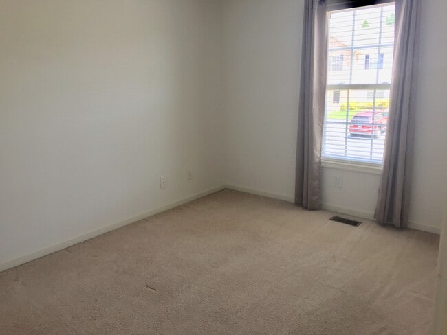 Building Photo - 4 Bedroom 3.5 Bath end unit- Available Aug...