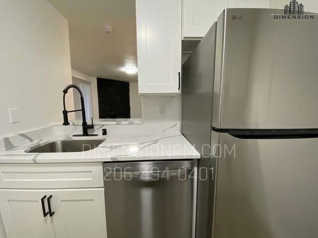 Building Photo - Bottom floor Condo with W&D hookups in Federal Way, Utilities Included!