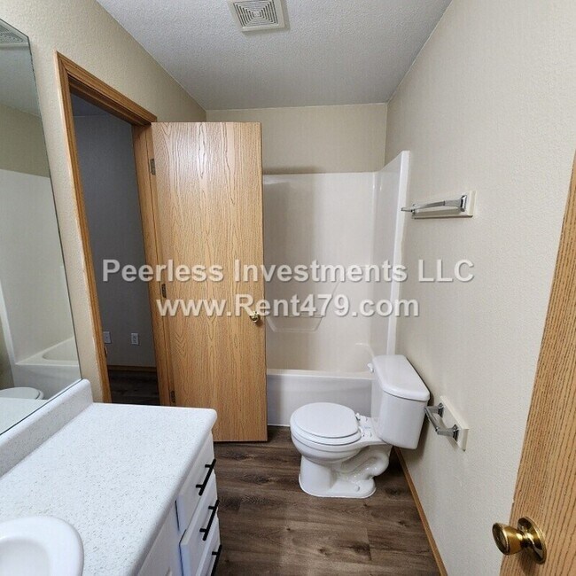 Building Photo - 844 Lariat St