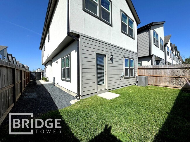 Building Photo - 305 N Centro Circle, Shenandoah, TX 77385