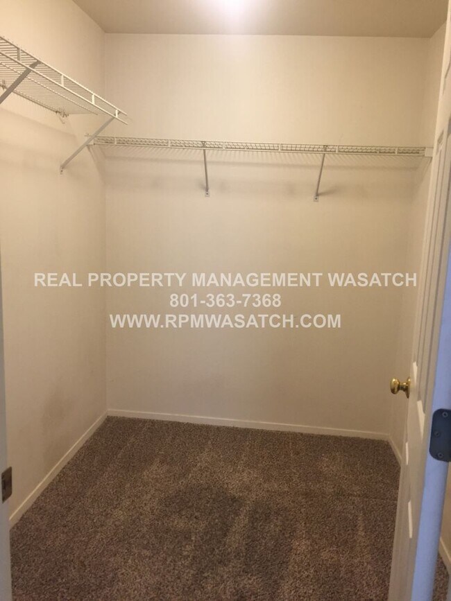 Building Photo - Come See This Spacious 2-bedroom 2-Bath in Downtown Salt Lake City!!