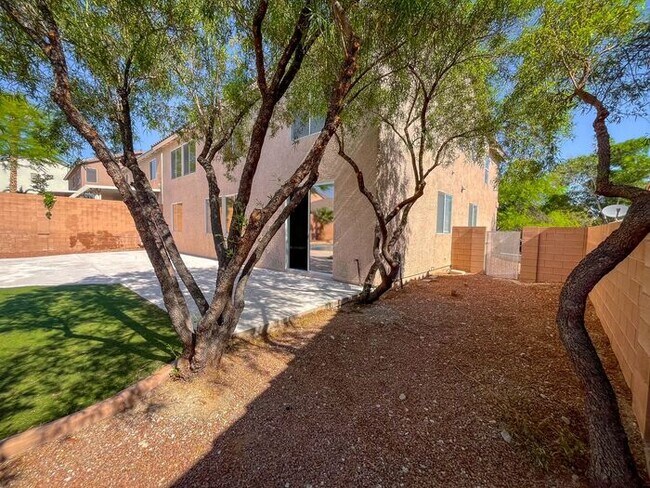Building Photo - Stunning 5-Bedroom Home in Gated Community...
