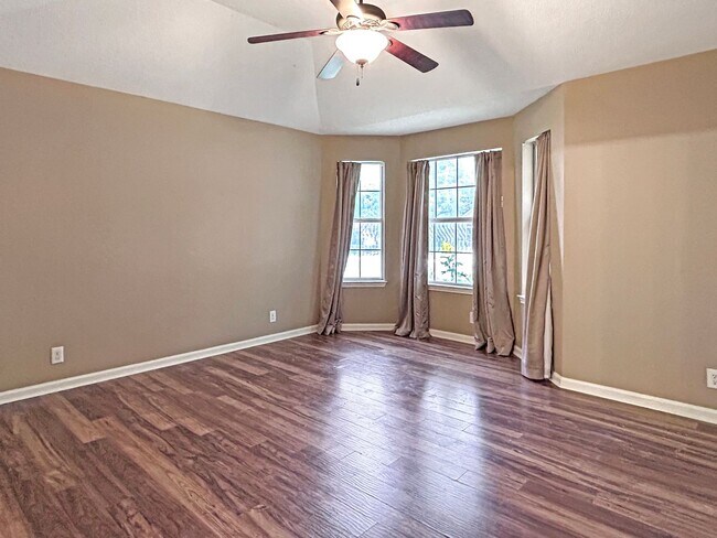 Building Photo - Charming 3-Bedroom Home in Great Northwest with Fireplace & Shaded Backyard