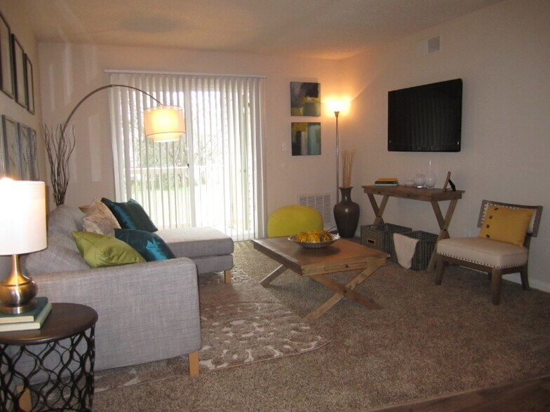 Building Photo - 105 Village Ln