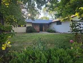 Building Photo - Pet Friendly family home