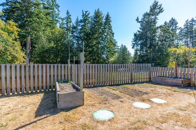 Building Photo - 634 N El Mirador St