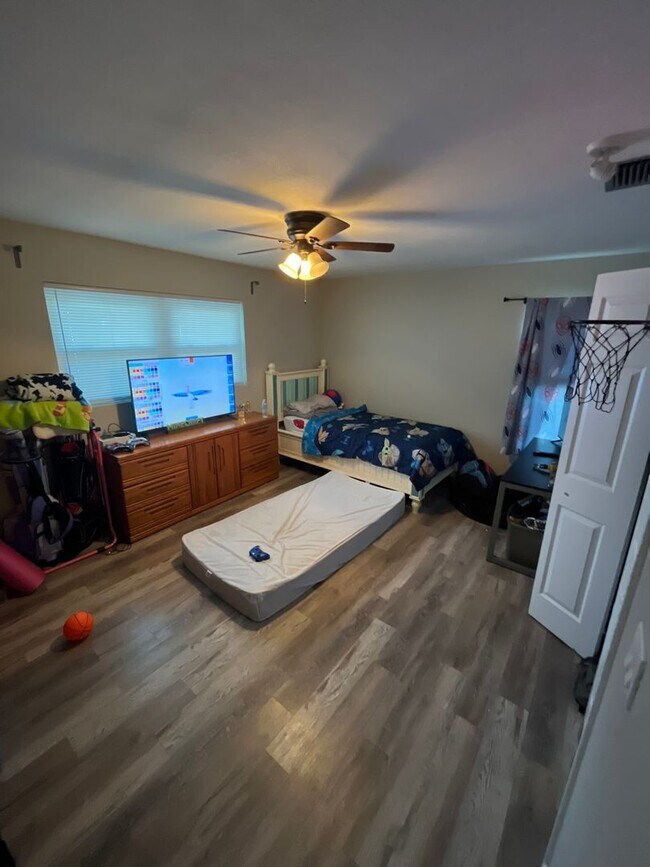 Building Photo - 2/1 UPDATED UNIT in a Triplex