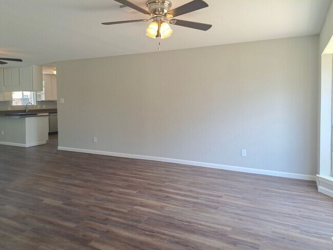 Building Photo - Spacious 3 bedroom 2 bath home w/ swimming...