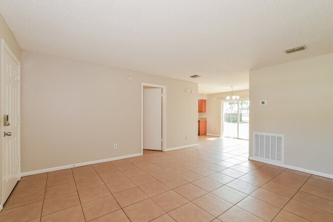 Building Photo - 206 Yale Dr