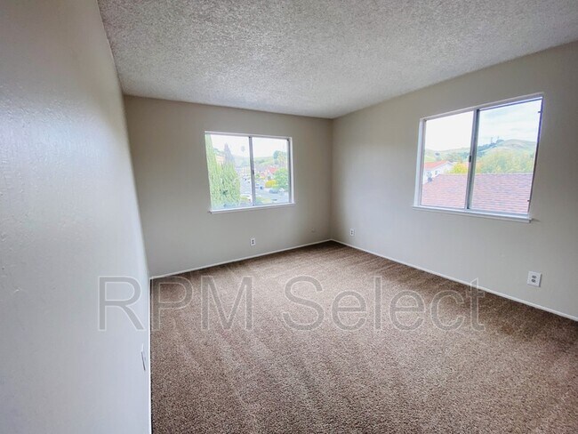 Building Photo - 2204 Lupine Rd