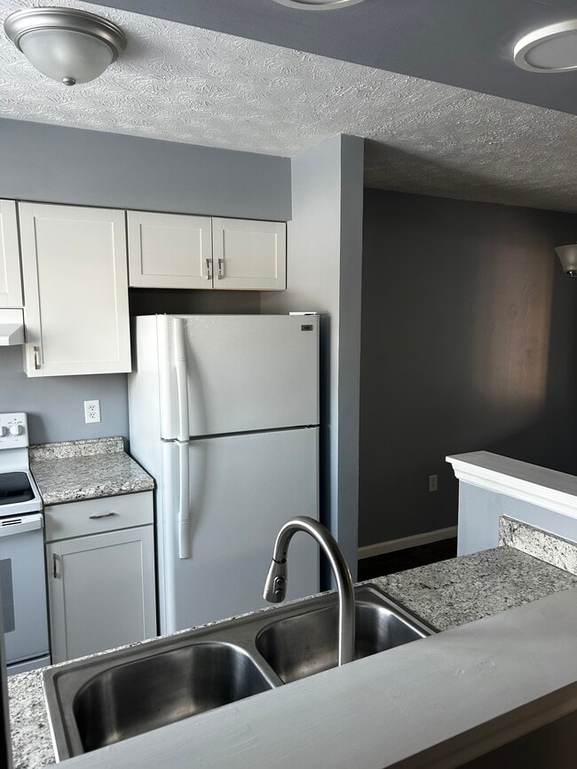 Building Photo - 7767 Betsy Ross Cir