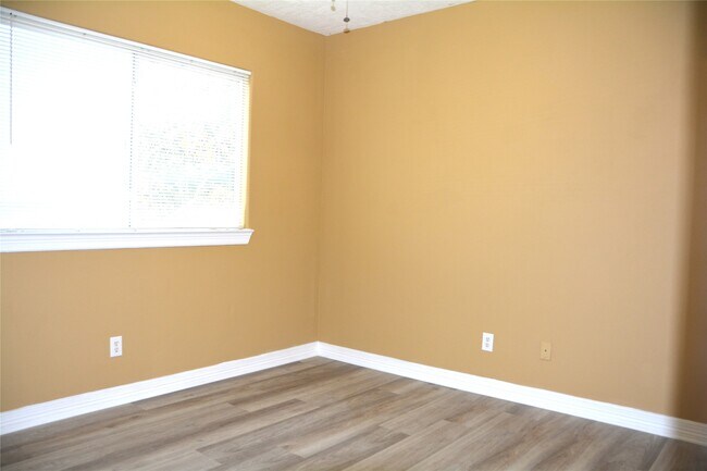 Building Photo - 10916 Panther Ct