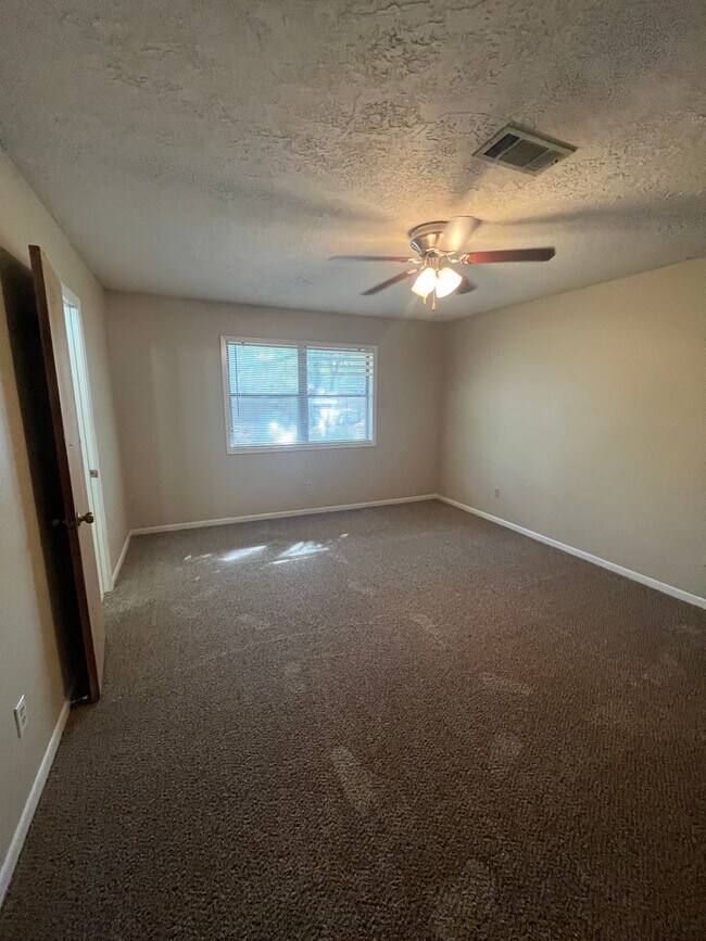 Building Photo - Great 3/2 House for Lease