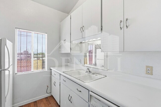 Building Photo - 808 S Langley Ave