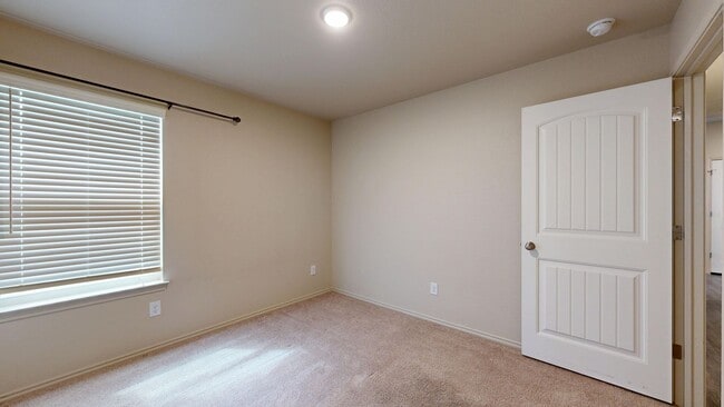 Building Photo - 2 WEEKS FREE RENT!!!!!  NO CARPET DUPLEX O...
