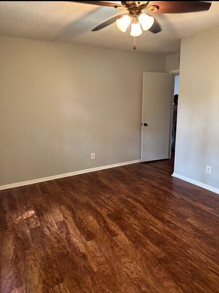 Building Photo - 820 Beacon Pky E